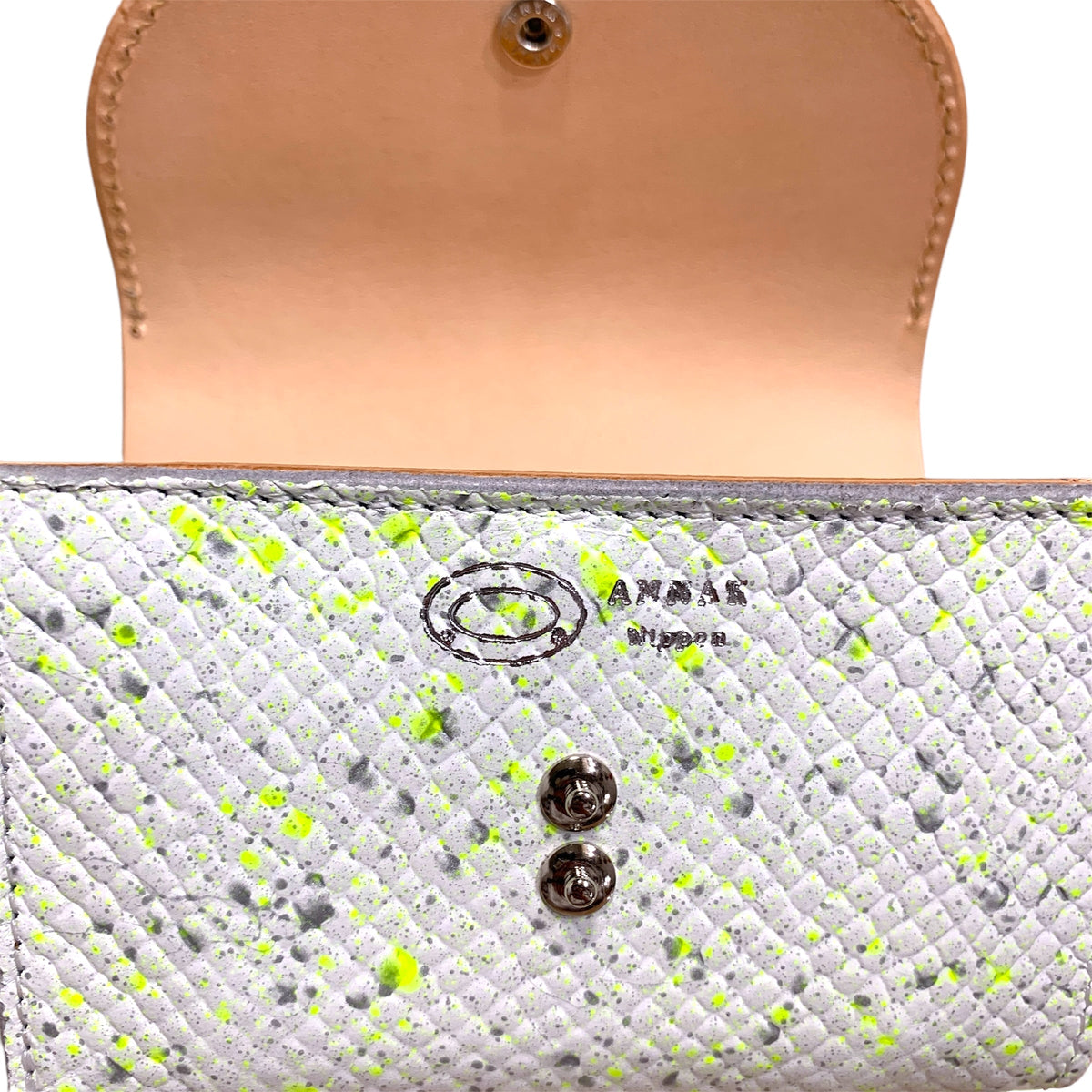 ANNAK エンボスハンドペイントレザー フラップ付き2つ折り財布